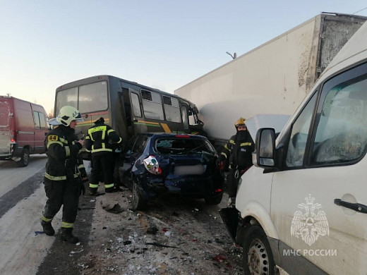 Грузовик, два автобуса и две легковушки стали участниками масштабного ДТП на трассе Иваново – Ярославль